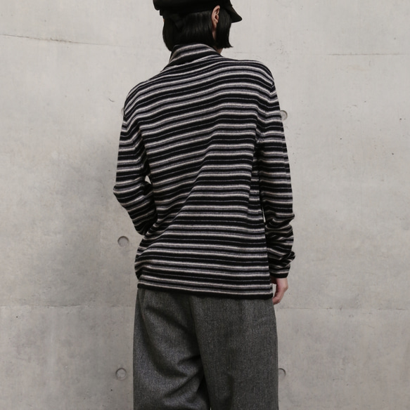 超越「理想柔軟度」。黑色犛牛絨羊毛混紡條紋高領針織衫（251204-2） 第8張的照片