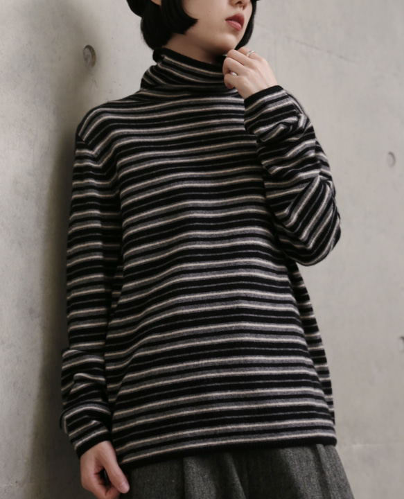 超越「理想柔軟度」。黑色犛牛絨羊毛混紡條紋高領針織衫（251204-2） 第2張的照片