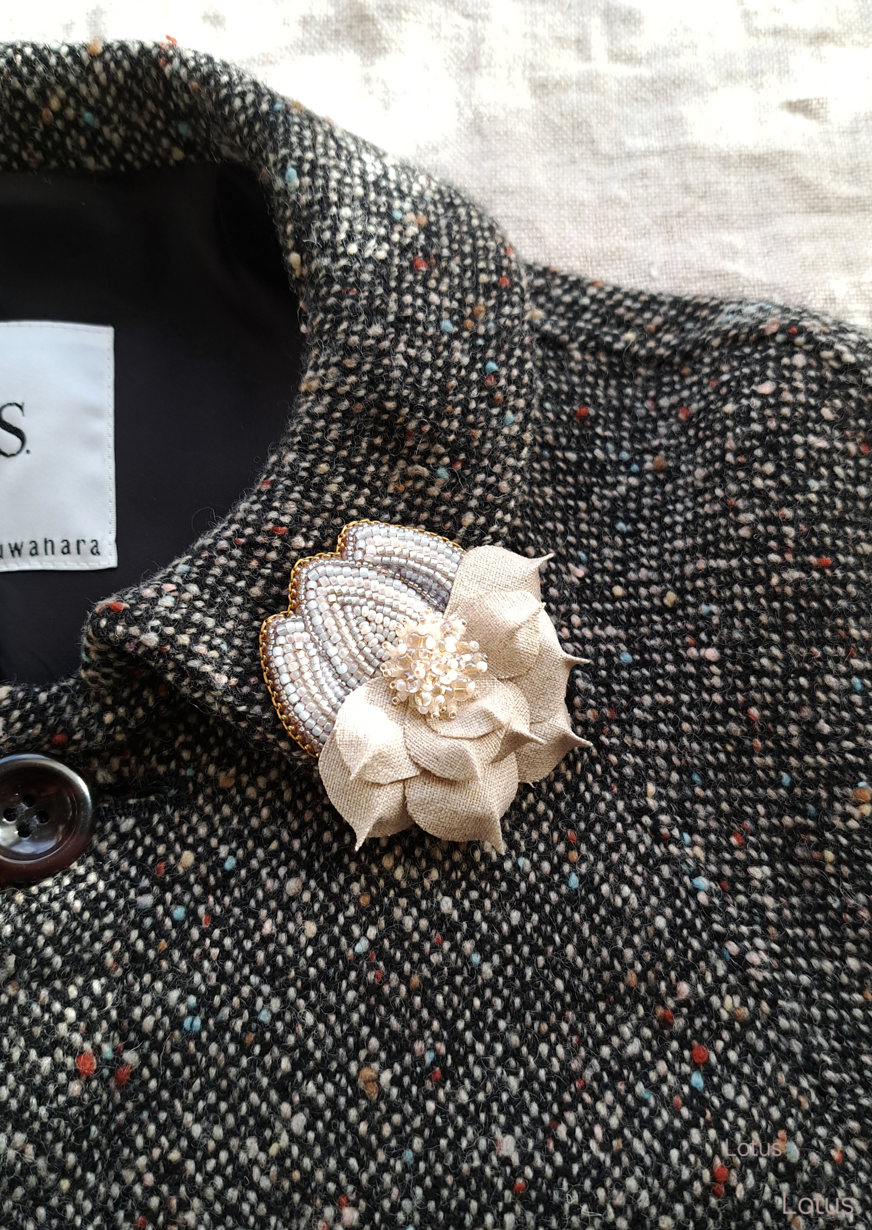 受注制作『リネンの花びら　輝く　ビーズ刺繍　ブローチ』生成