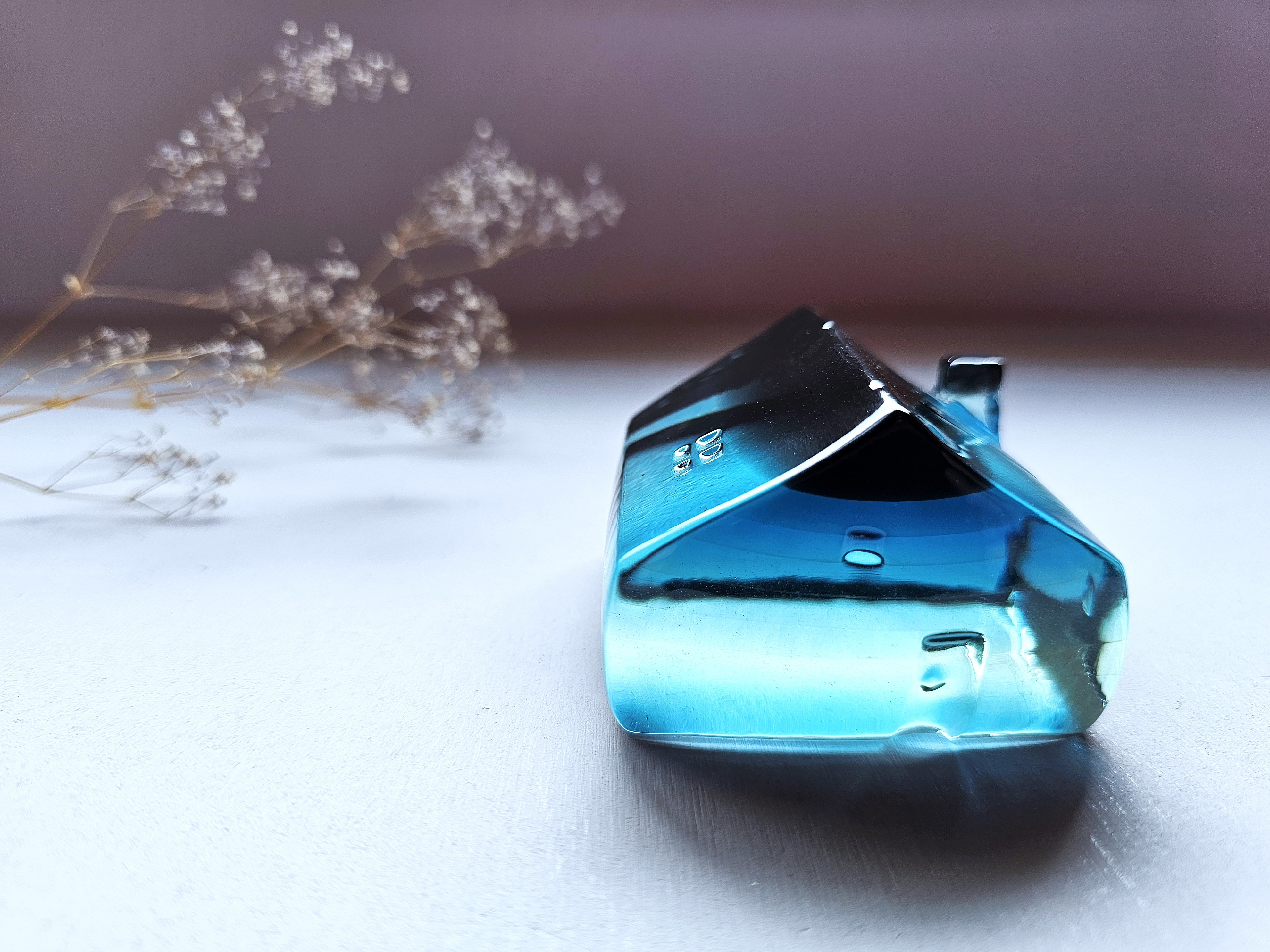 ガラスの家　置物　インテリア　クリアと青と黒