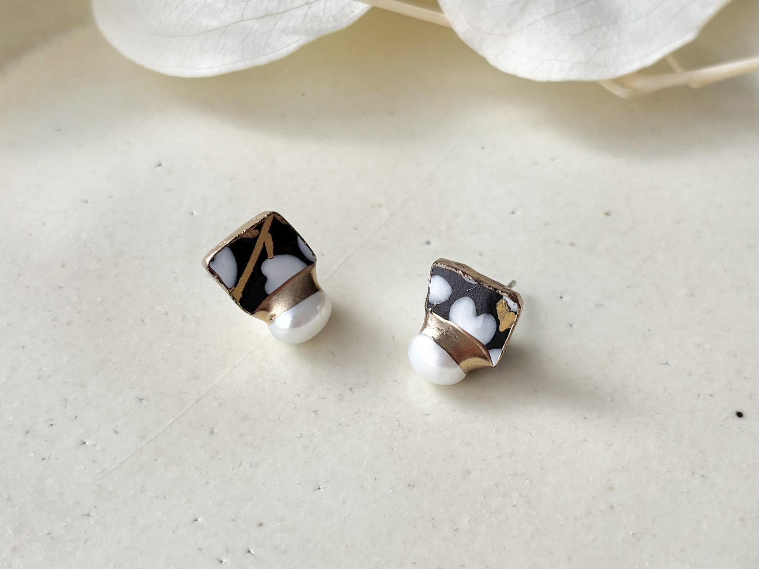 京焼 　金継ぎ　サージカルステンレスピアス　手書き　絵付け　花柄　黒　淡水パール　天然石　伝統工芸　＃409