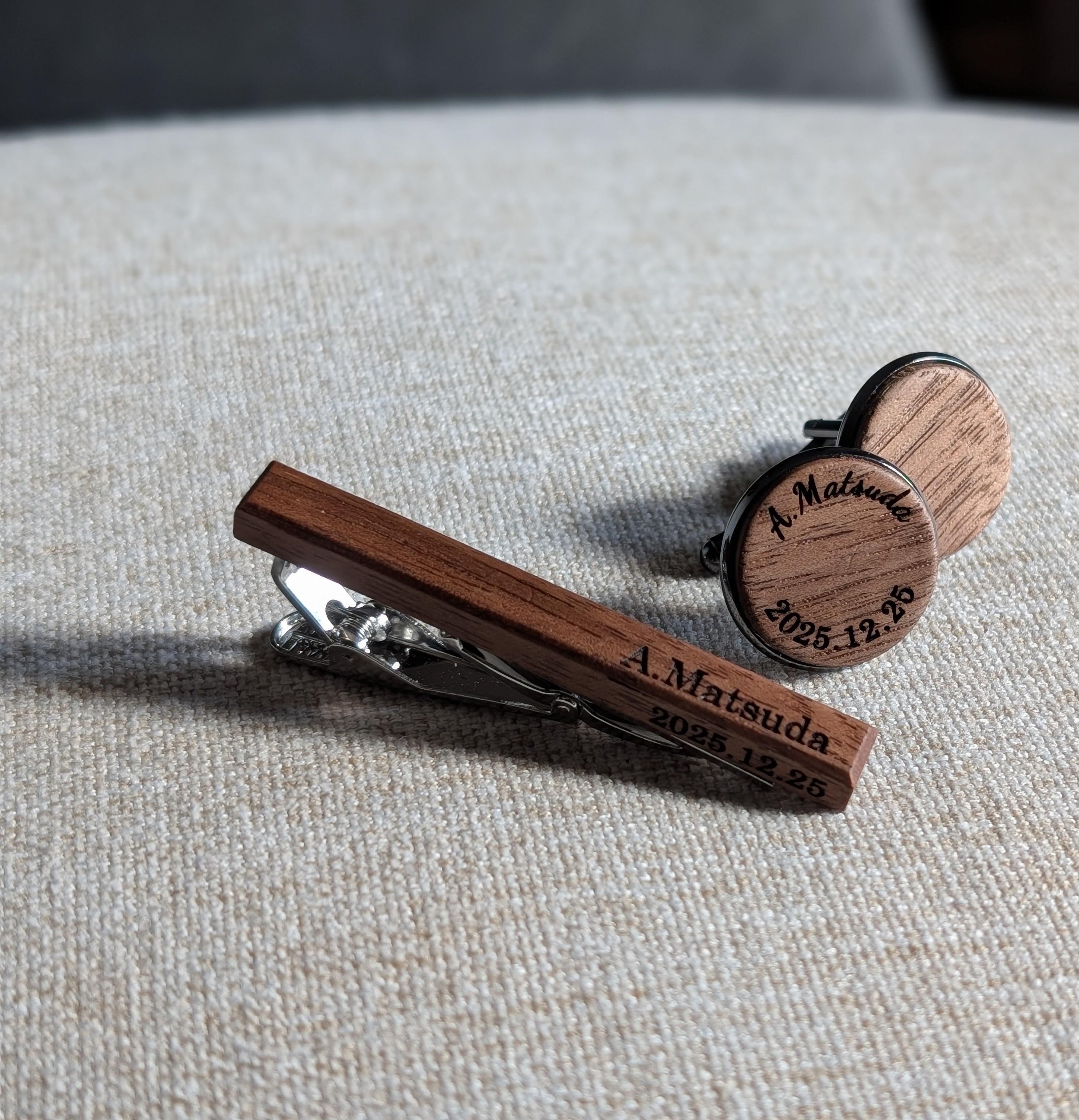 【名前刻印可】ウォールナットのネクタイピンとカフスのセット