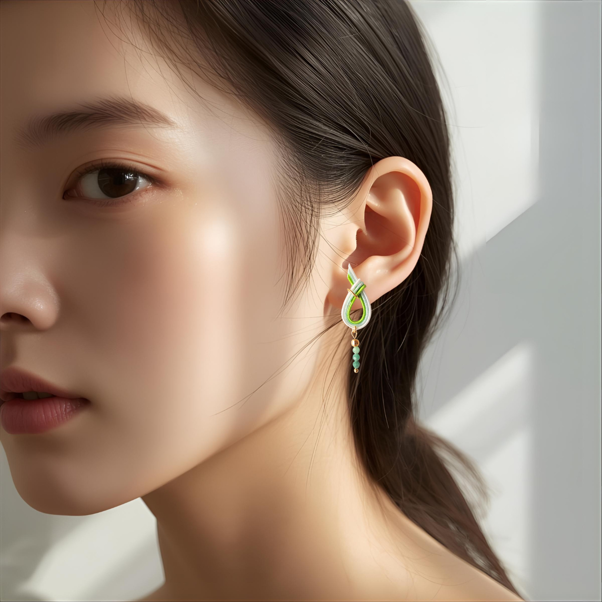 一雫こぼれ　和装ピアス　－　ひとめぼれ　－　絹巻水引 × 天然石（エメラルド） × Silver925 (K18GP)