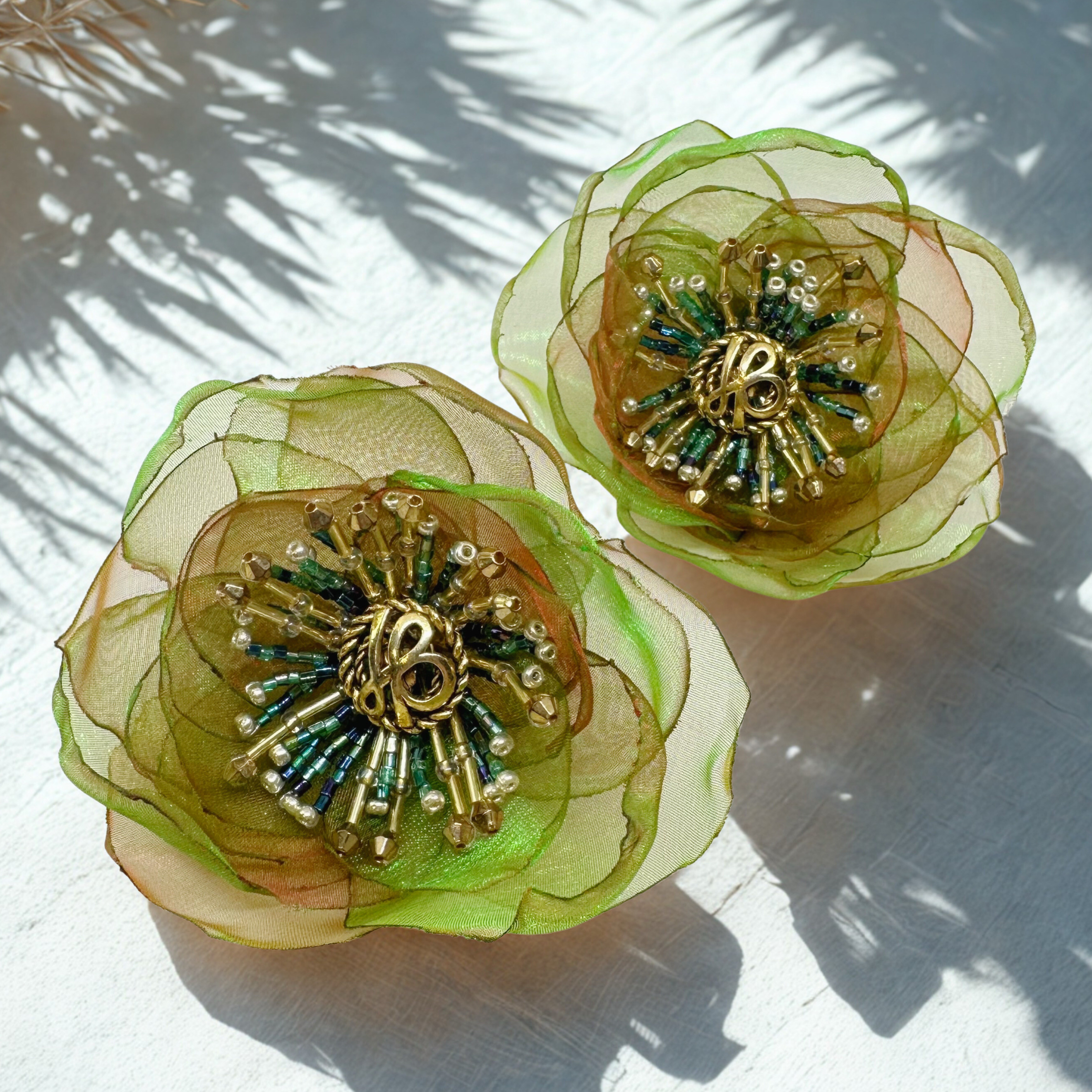 プリンセス・フラワーピアス／イヤリング (イリディセントグリーン)