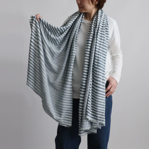 新作　春支度ＰＲＩＣＥ　大判サイズ　手紡ぎ　藍染め糸　手織り布　ストール　コットン　ショール　マフラー　草木染めE62F