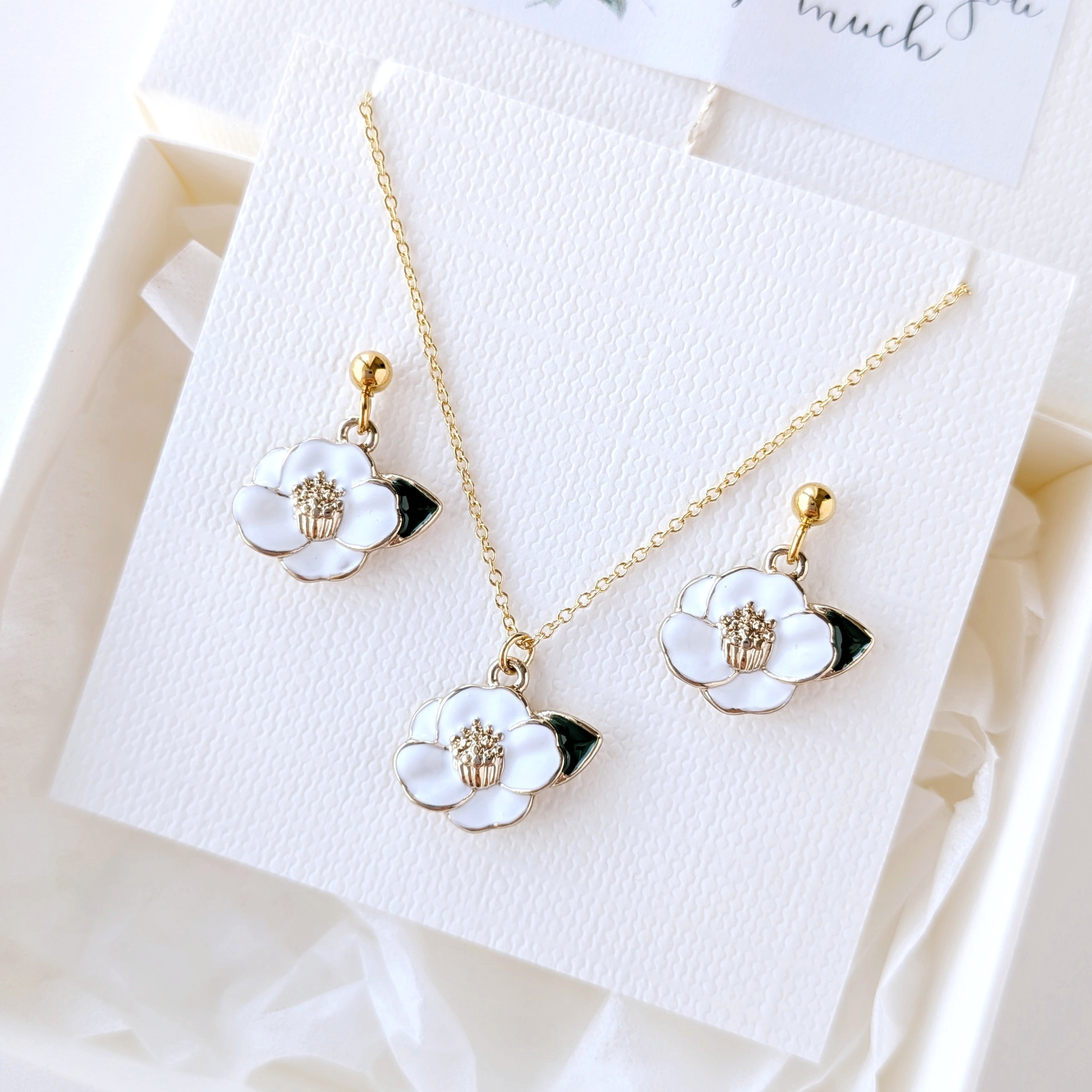 ＊2点セット＊小ぶりな白椿の1粒ピアス/イヤリング＆ネックレス