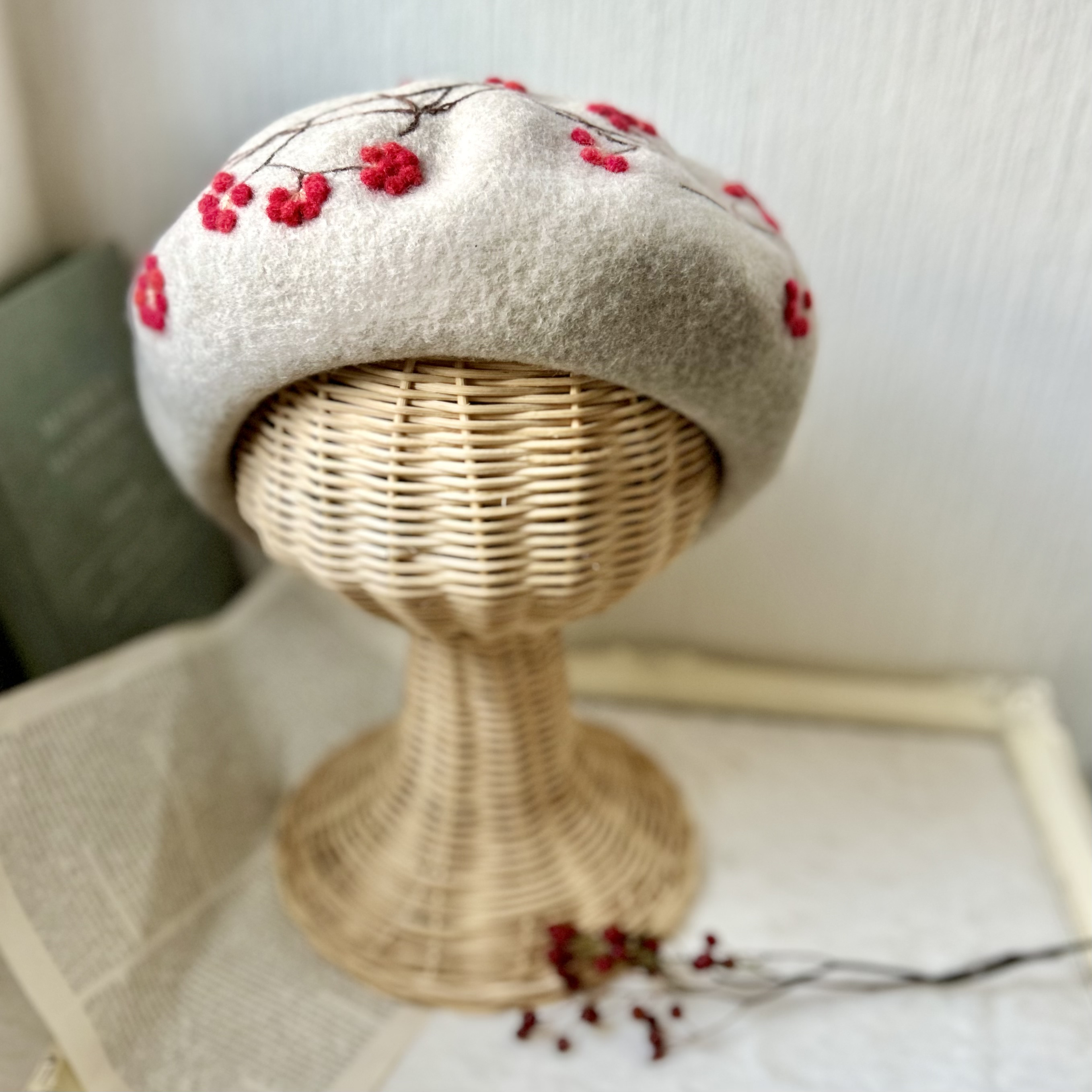 SALE 羊毛刺繍ベレー帽(サンキライリース)