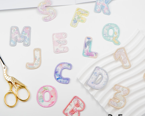 3.5㎝丸文字アルファベットワッペン ☆リバティ生地使用 アイロン