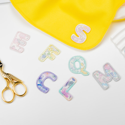 3.5㎝丸文字アルファベットワッペン ☆リバティ生地使用 アイロン