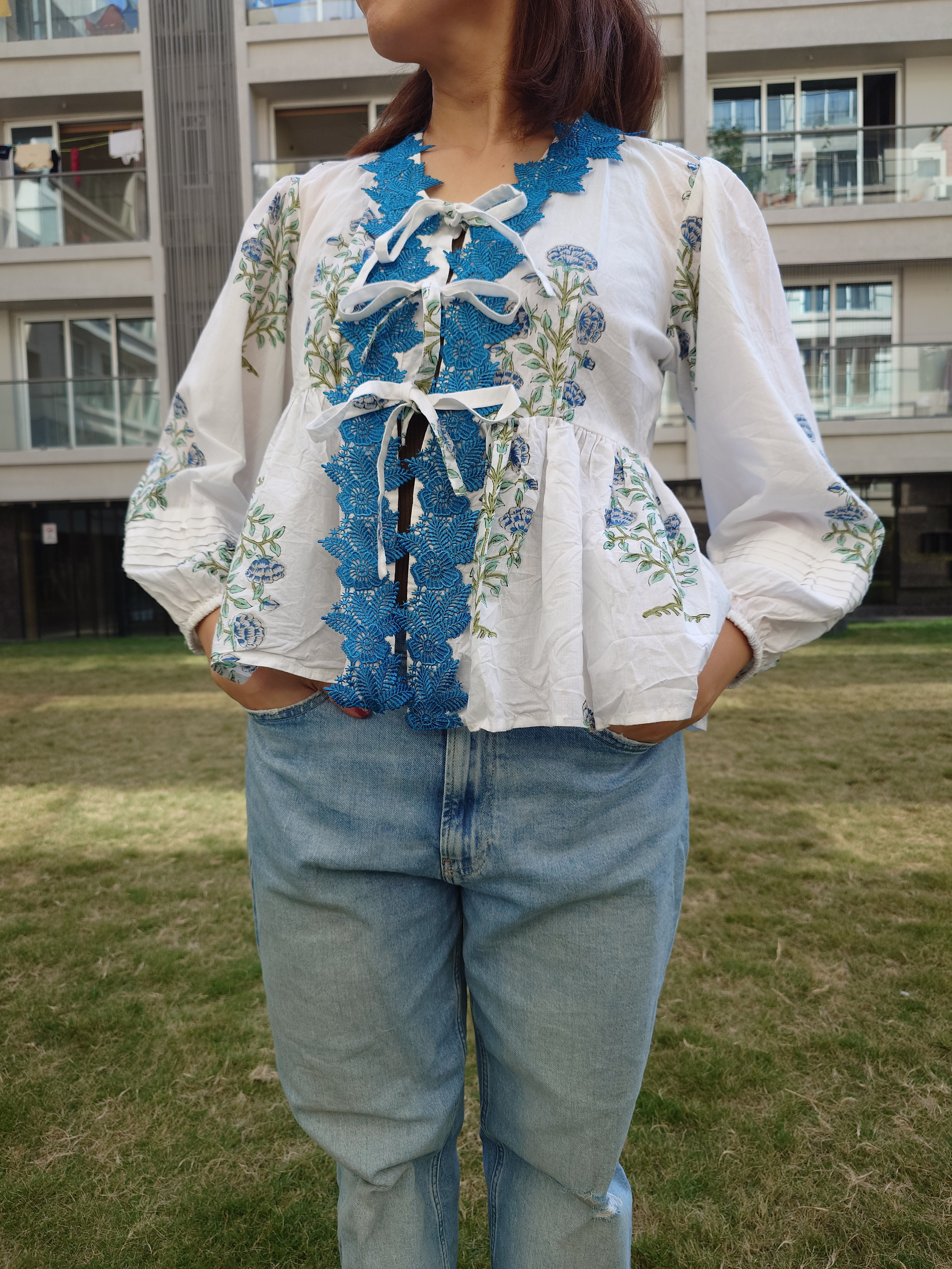 【ターコイズブルーの装飾付】5段ギャザーパフスリーブ袖♪1枚で羽織にもシャツにも！2wayペプラム羽織ブラウス