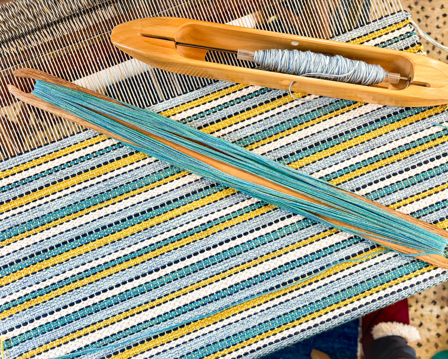 【Creema限定 新春福袋2026〈梅〉】マルチカラー手織り布のスマホポシェットとがま口のセット（ブルー）