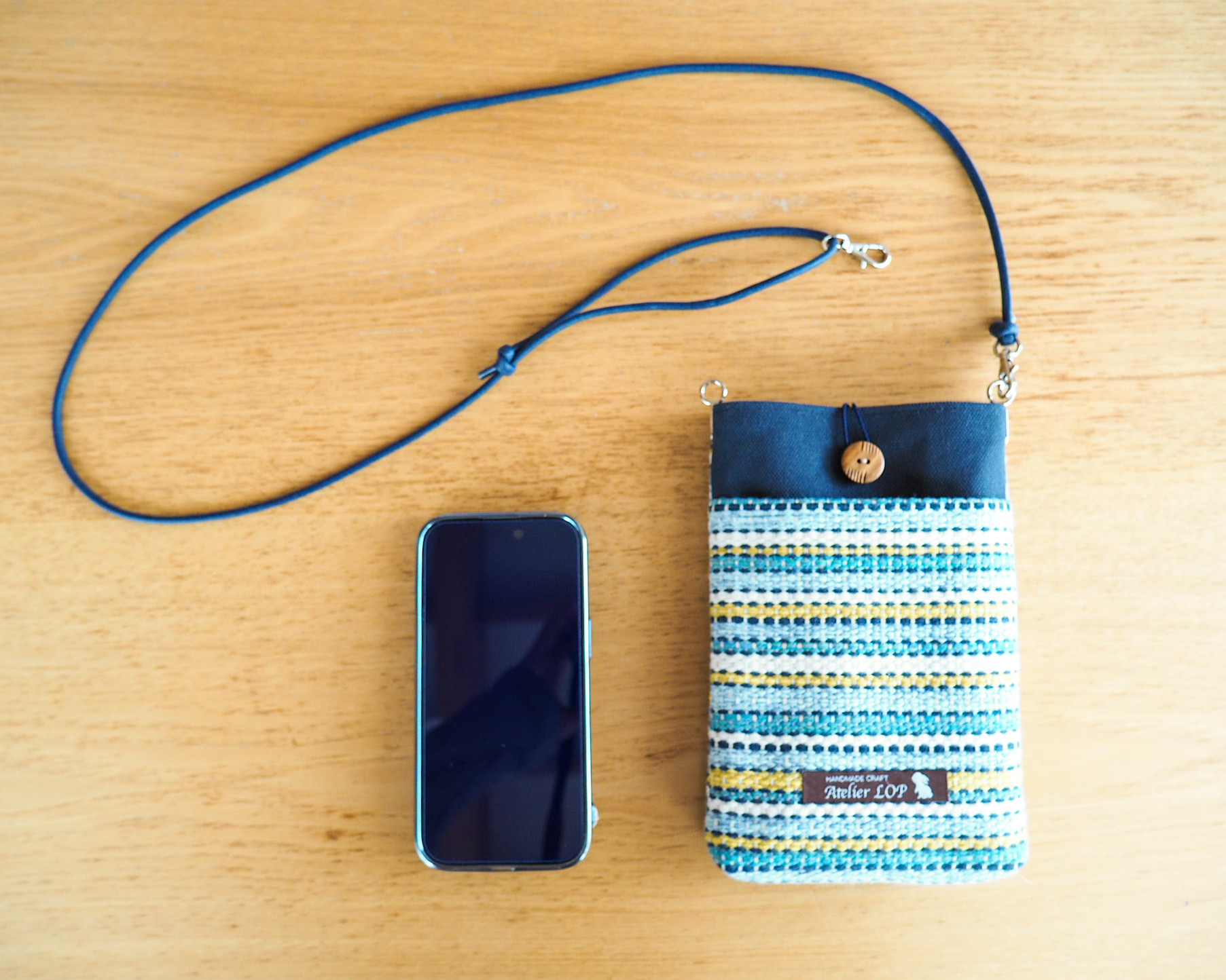 【Creema限定 新春福袋2026〈梅〉】マルチカラー手織り布のスマホポシェットとがま口のセット（ブルー）