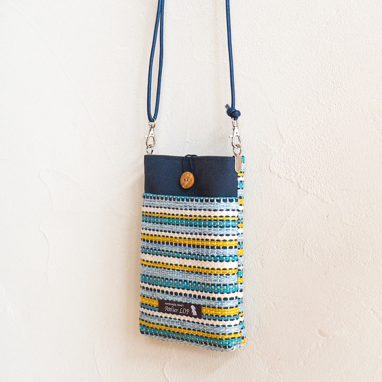 【Creema限定 新春福袋2026〈梅〉】マルチカラー手織り布のスマホポシェットとがま口のセット（ブルー）