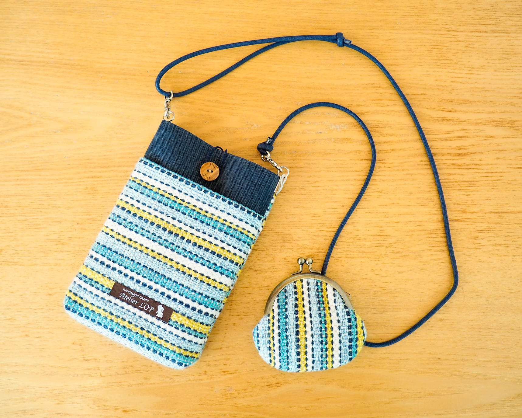 【Creema限定 新春福袋2026〈梅〉】マルチカラー手織り布のスマホポシェットとがま口のセット（ブルー）