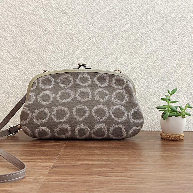 羊毛フェルトのがま口ポシェット