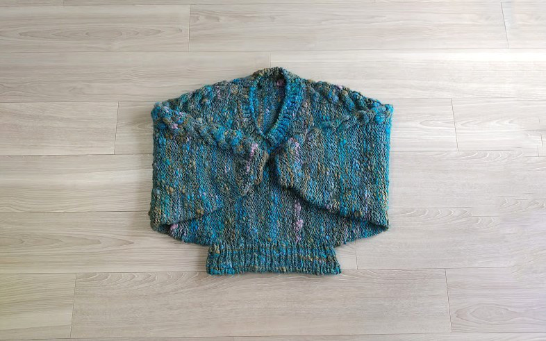 糸と形がユニークなセーター
