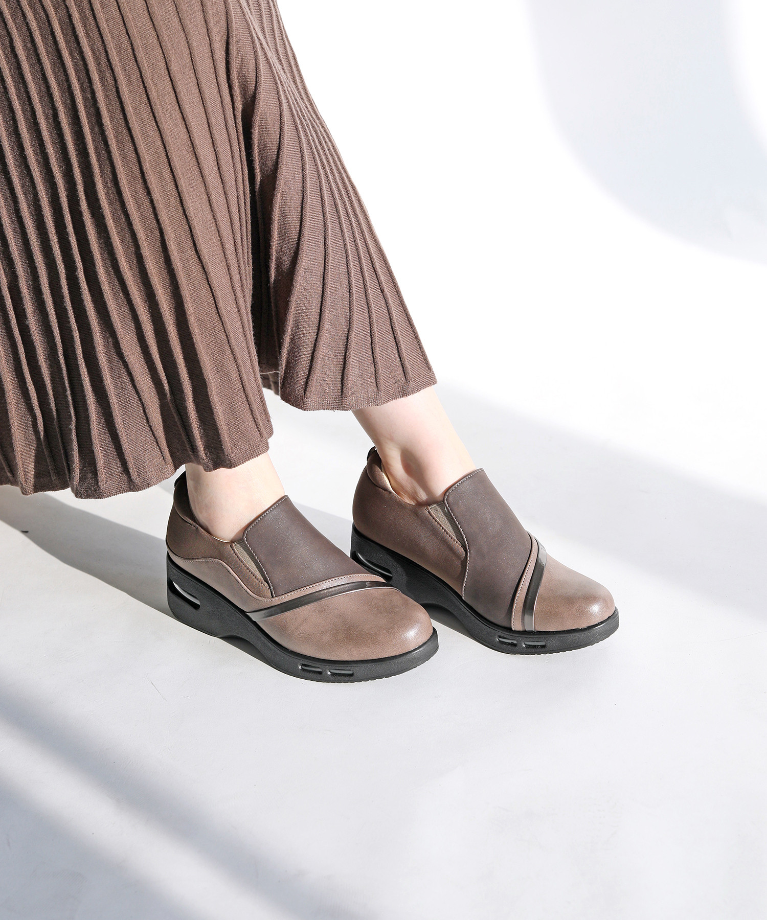 幅広4E 足入れ楽々ゴム仕様！ 厚底エアー入りソール スリッポン 5.5cmヒール【22.5〜24.5】