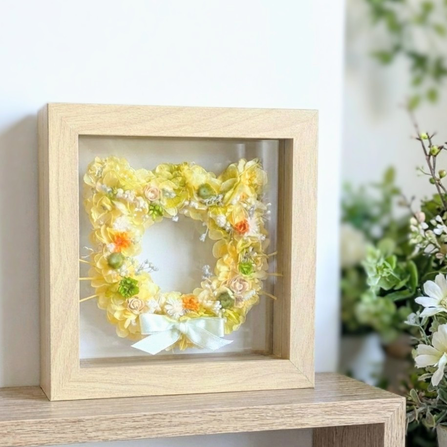 レモン色の猫耳が愛らしいにゃんこリース プリザーブドフラワー フレーム インテリア フラワーアレンジ 花 猫 玄関飾り