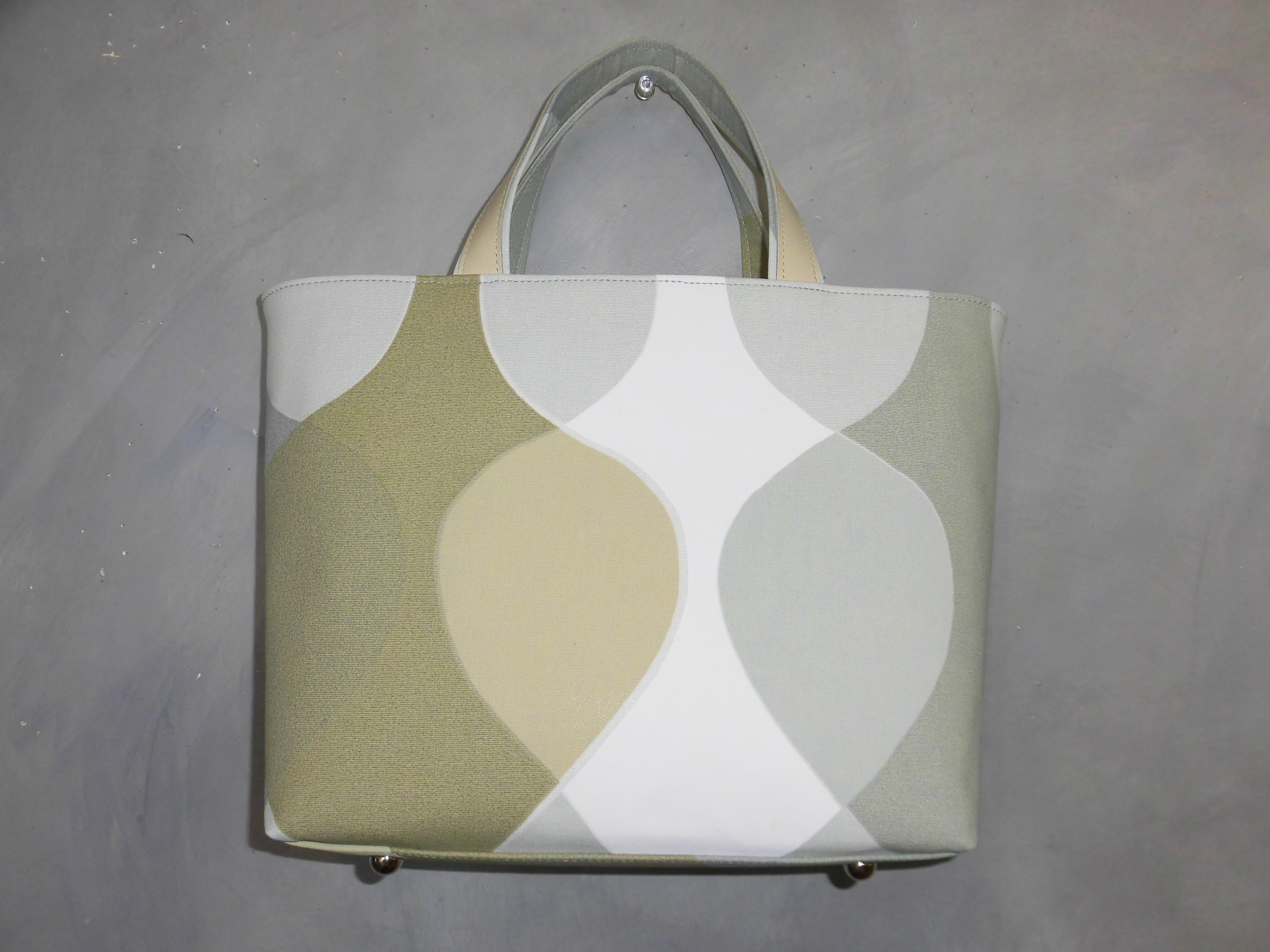 北欧デザイントートバッグ・ツボ柄・優しい色・ファスナー開閉・ボロス社・マラガ