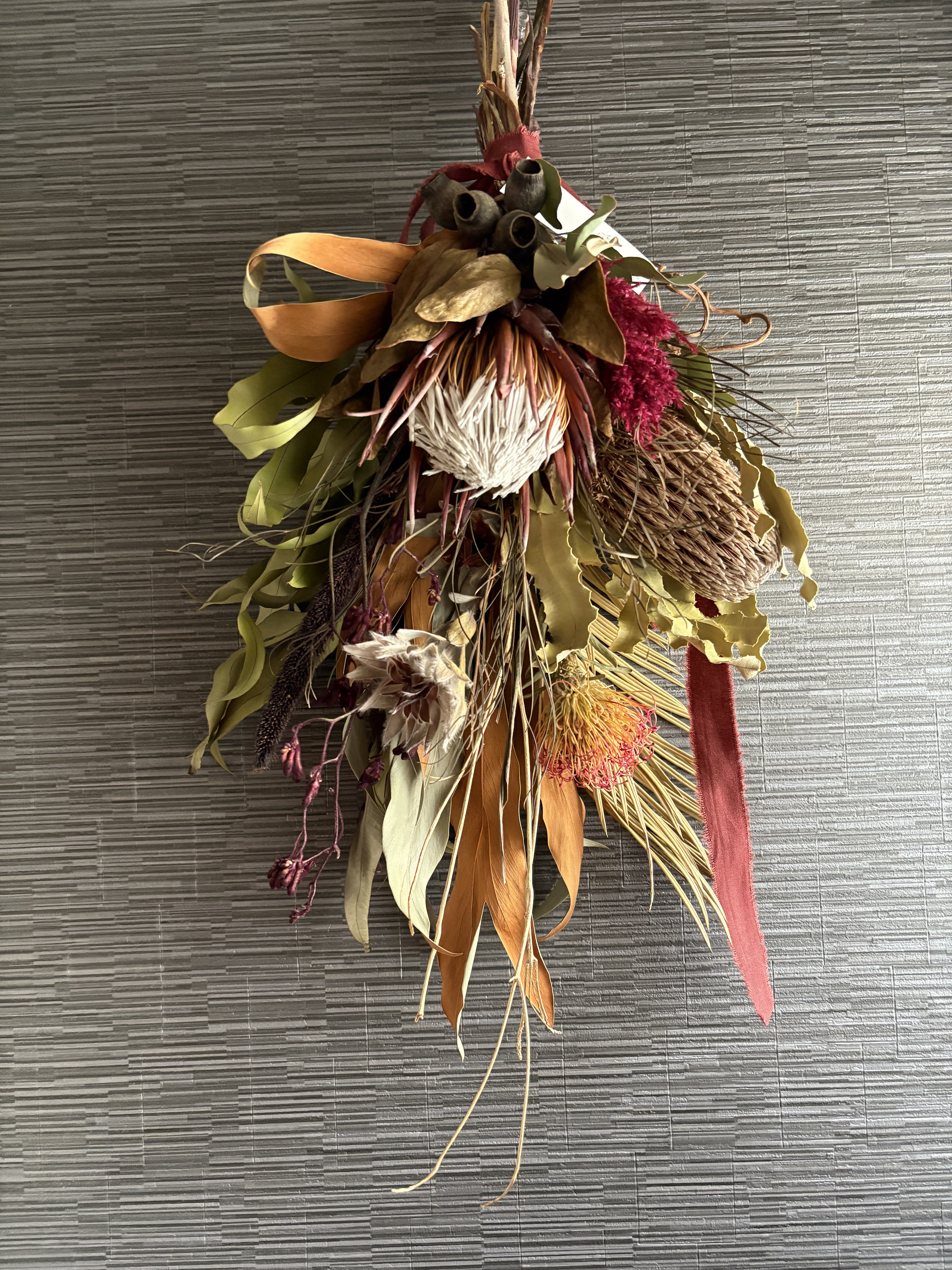 キングプロテアのドライフラワースワッグ　お祝いレッドカラーアレンジ✨