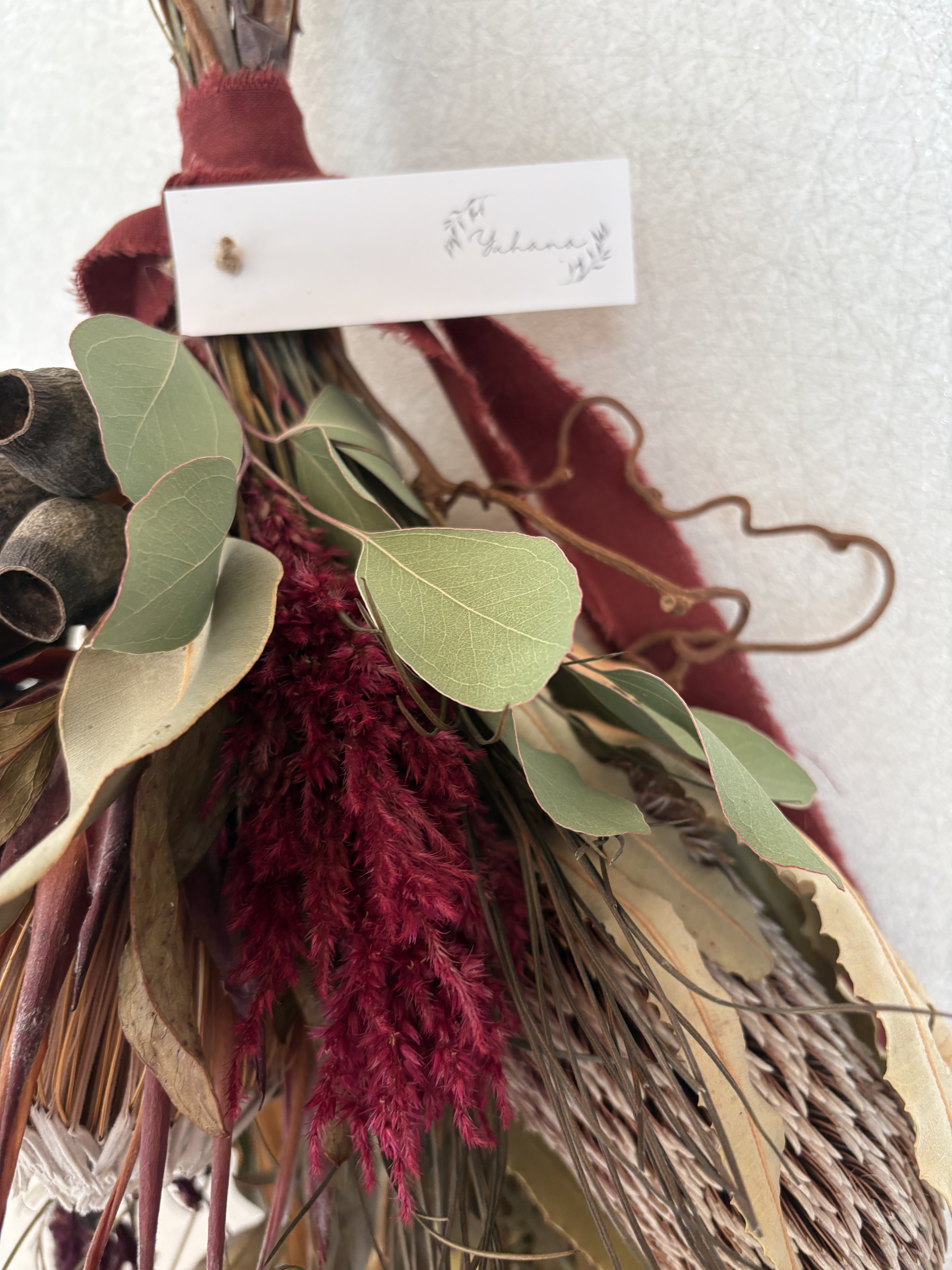キングプロテアのドライフラワースワッグ　お祝いレッドカラーアレンジ✨
