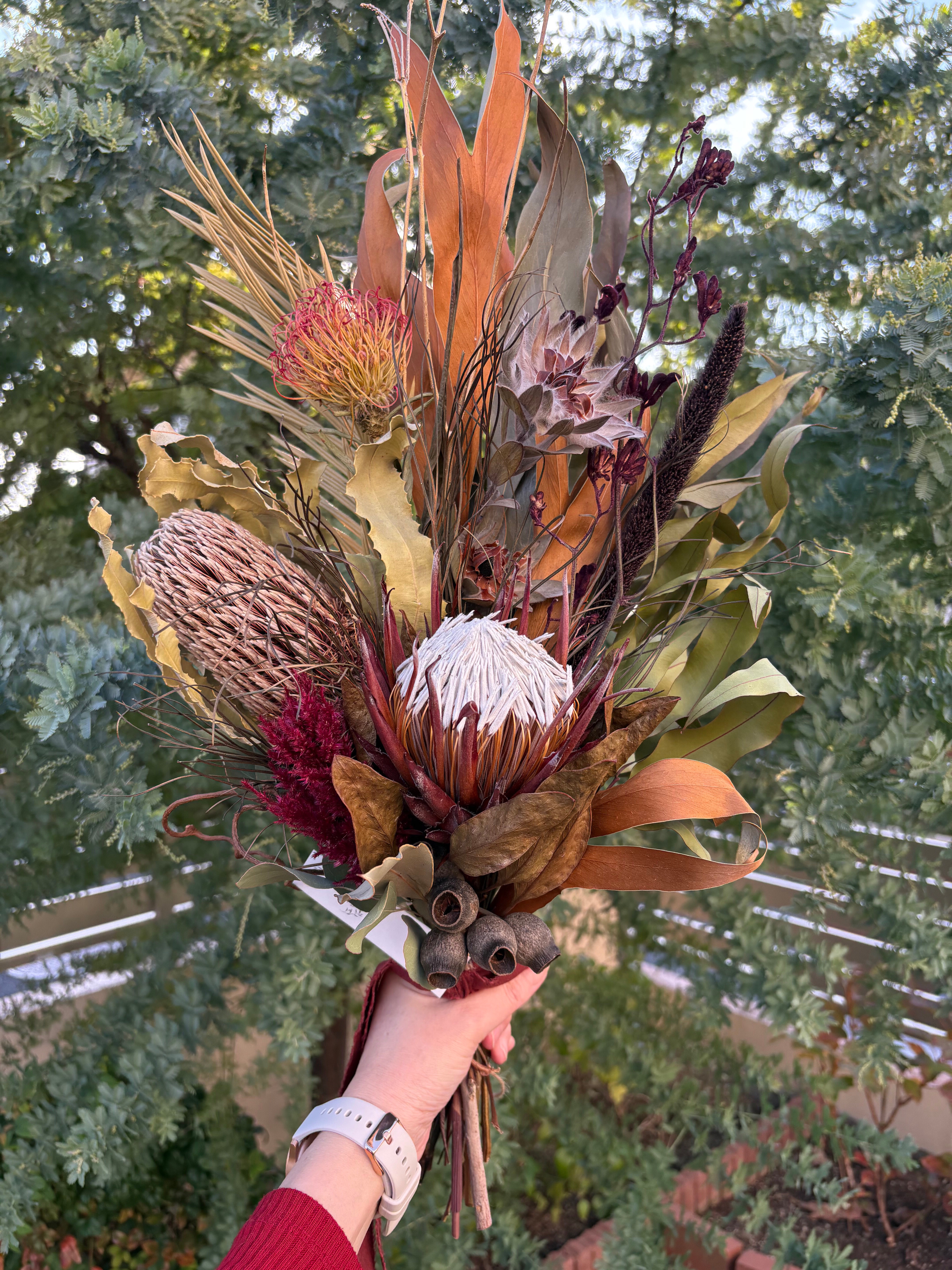 キングプロテアのドライフラワースワッグ　お祝いレッドカラーアレンジ✨