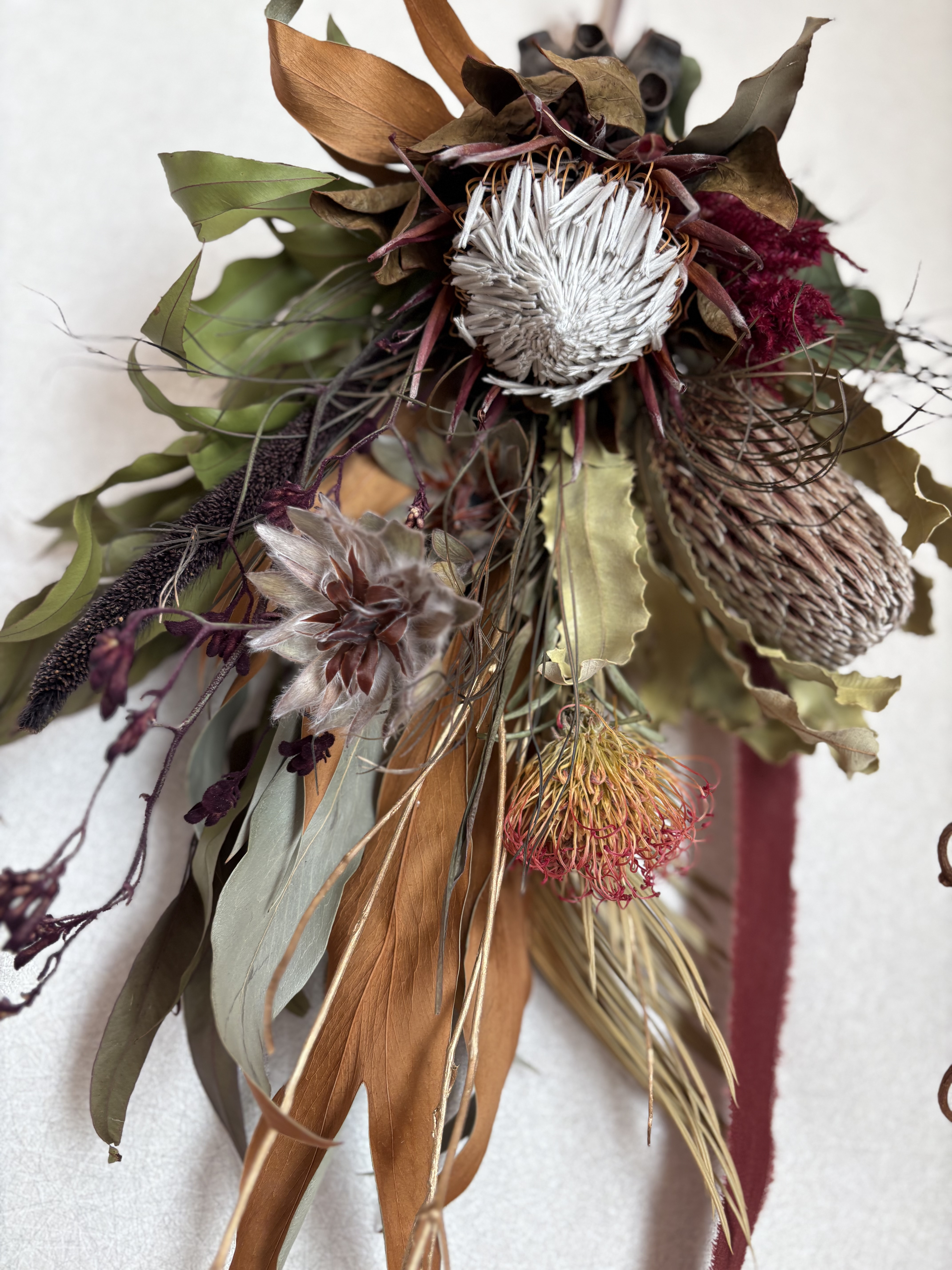 キングプロテアのドライフラワースワッグ　お祝いレッドカラーアレンジ✨