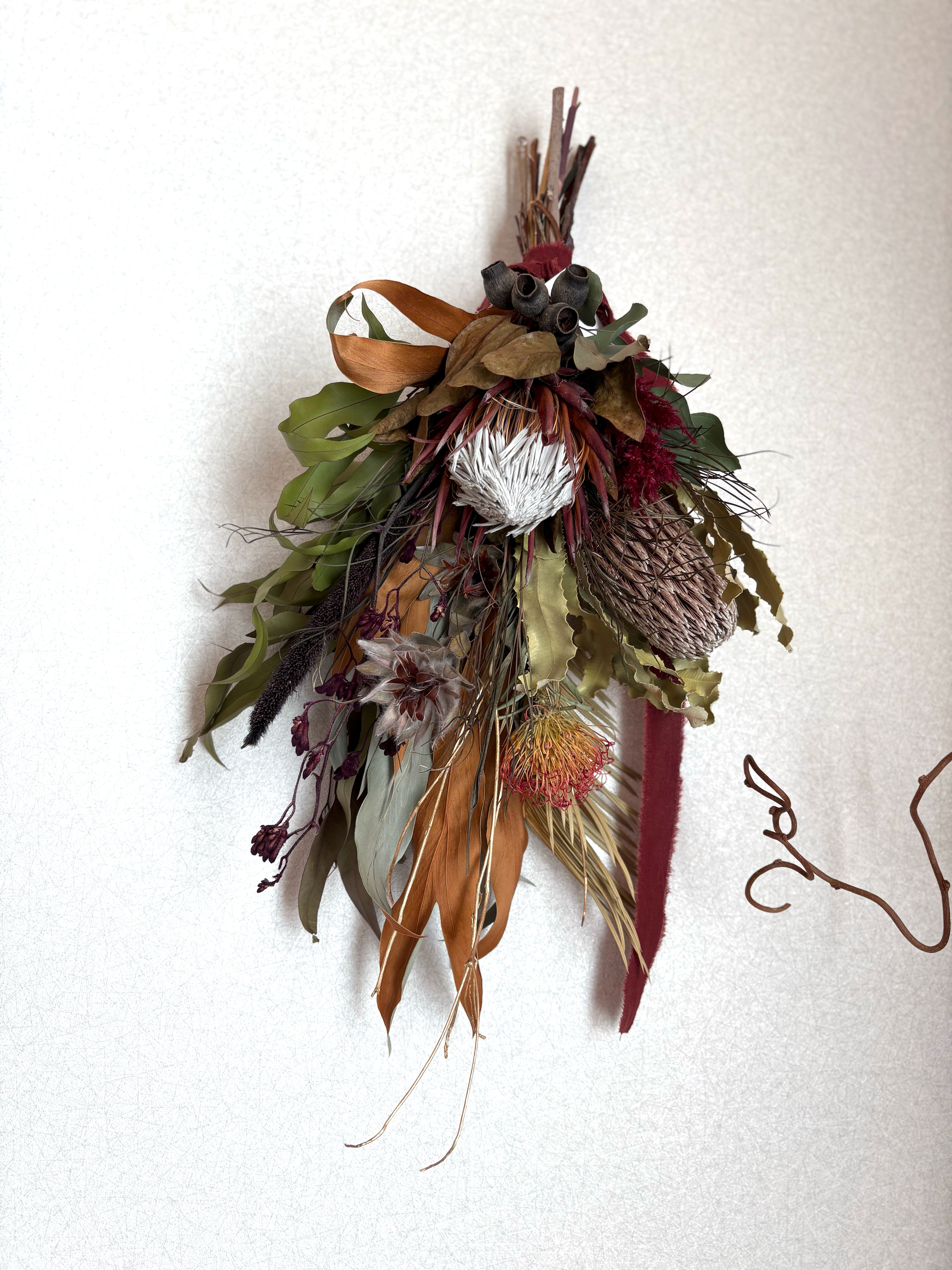 キングプロテアのドライフラワースワッグ　お祝いレッドカラーアレンジ✨