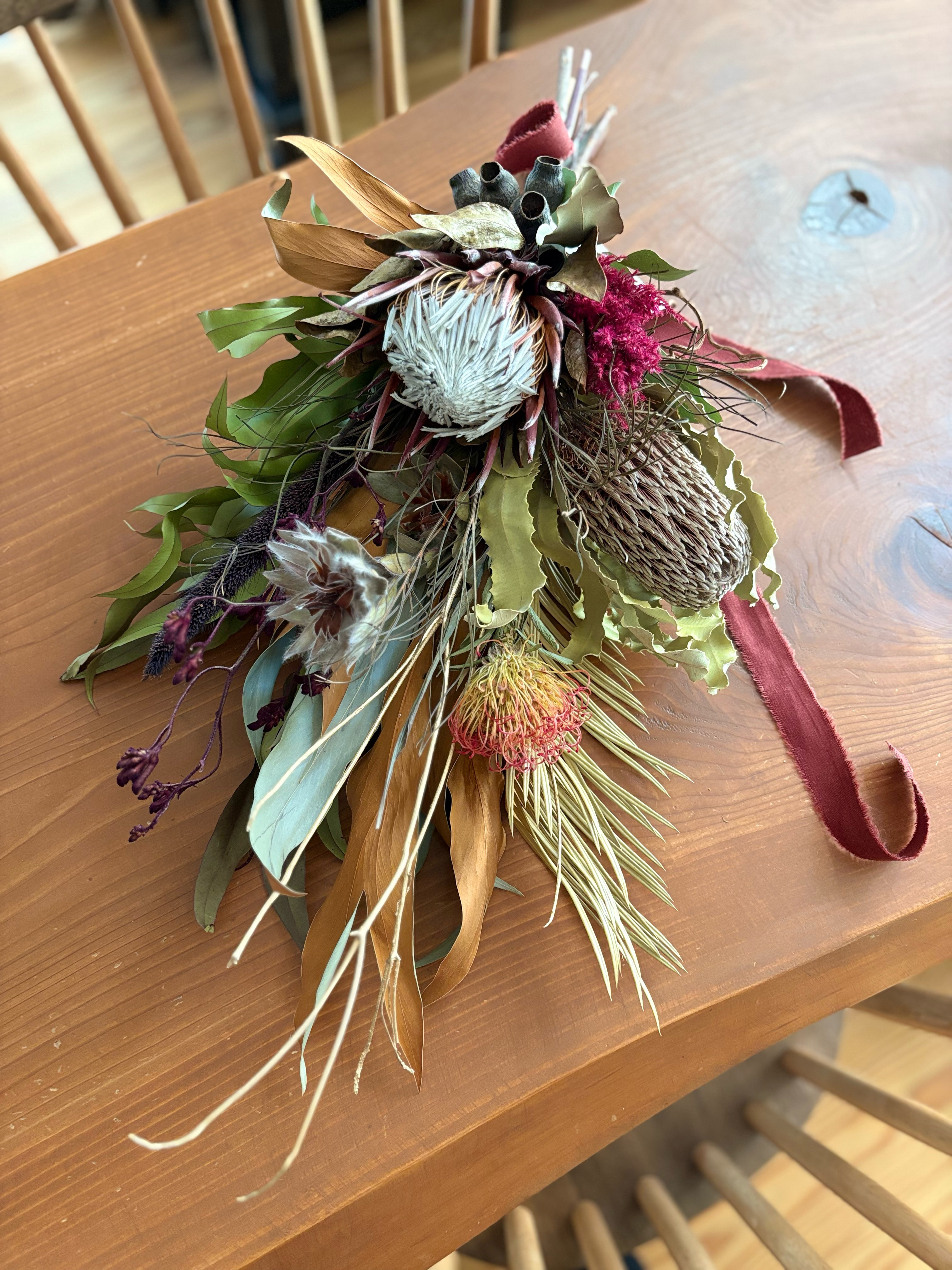 キングプロテアのドライフラワースワッグ　お祝いレッドカラーアレンジ✨