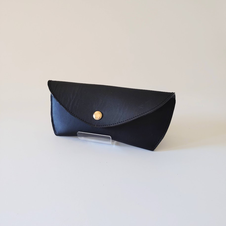 永遠のエレガンス：タンニン鞣しレザーのメガネケース