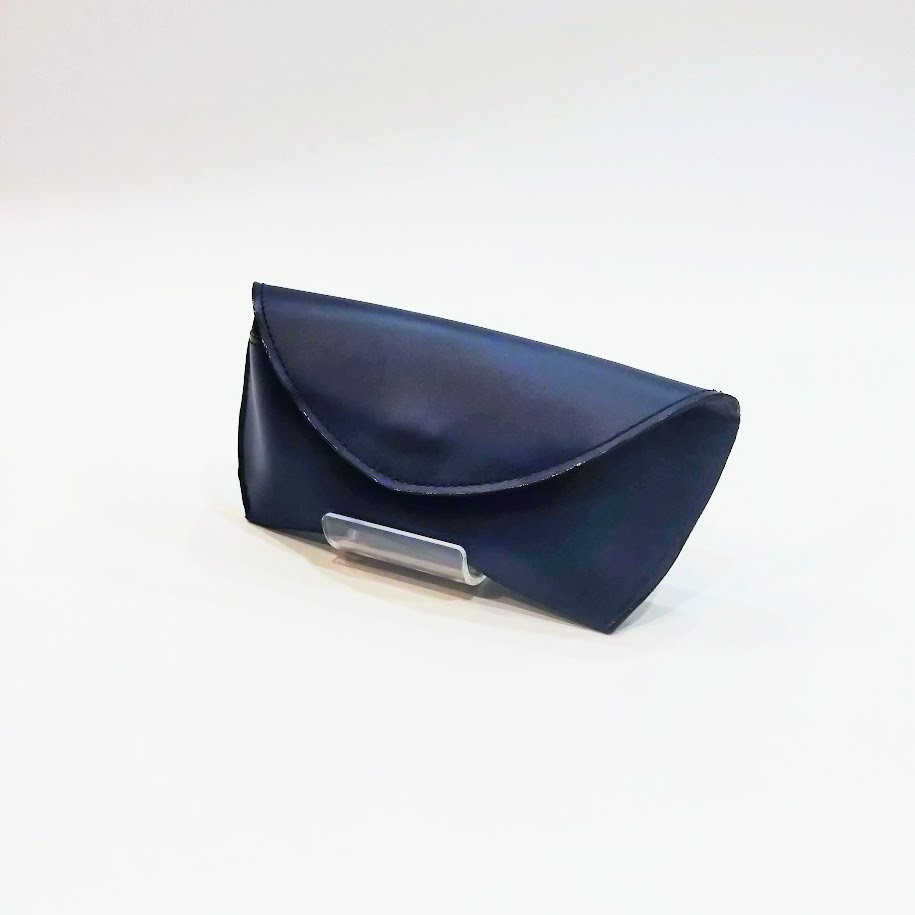 エレガントな視界を守る贅沢本革メガネケース