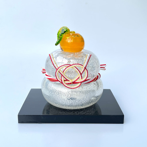 本金箔みかんがちょこんと輝く吹きガラスのお鏡餅｜木箱入り 鏡餅