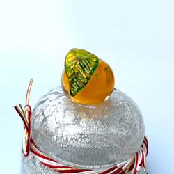 本金箔みかんがちょこんと輝く吹きガラスのお鏡餅｜木箱入り 4枚目の画像