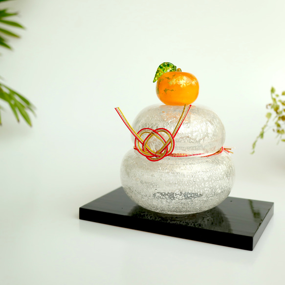 本金箔みかんがちょこんと輝く吹きガラスのお鏡餅｜木箱入り 13枚目の画像