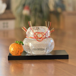 本金箔みかんがちょこんと輝く吹きガラスのお鏡餅｜木箱入り 9枚目の画像