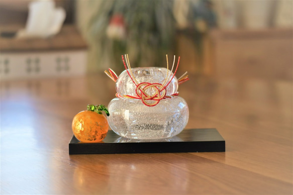 本金箔みかんがちょこんと輝く吹きガラスのお鏡餅｜木箱入り 9枚目の画像