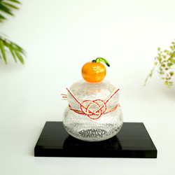 本金箔みかんがちょこんと輝く吹きガラスのお鏡餅｜木箱入り 5枚目の画像