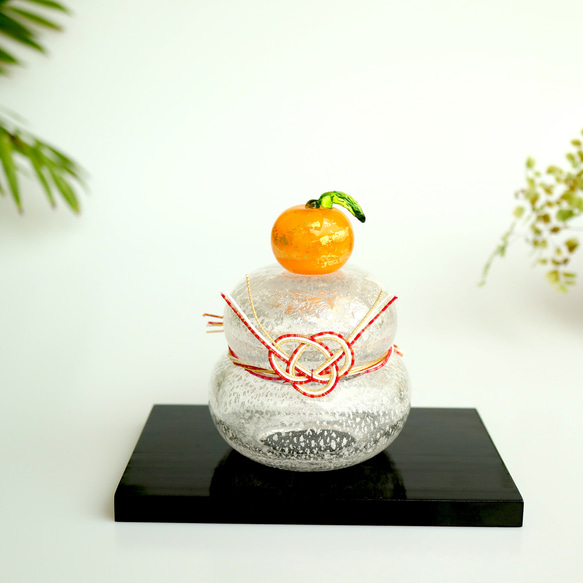 本金箔みかんがちょこんと輝く吹きガラスのお鏡餅｜木箱入り 5枚目の画像