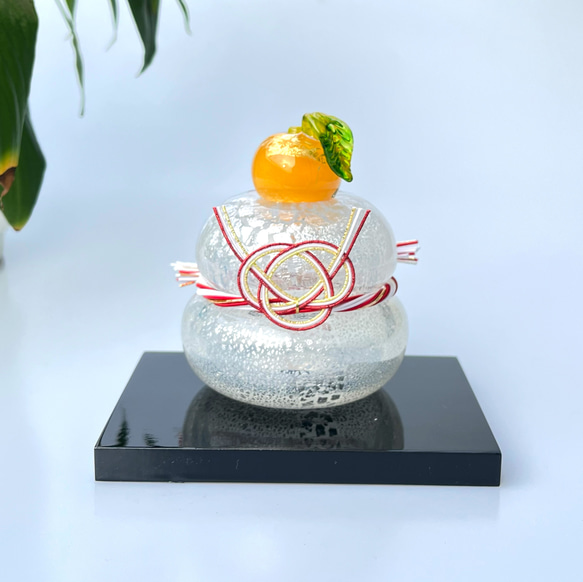 本金箔みかんがちょこんと輝く吹きガラスのお鏡餅｜木箱入り 1枚目の画像