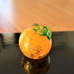 本金箔みかんがちょこんと輝く吹きガラスのお鏡餅｜木箱入り 11枚目の画像