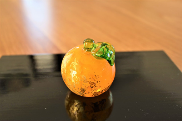 本金箔みかんがちょこんと輝く吹きガラスのお鏡餅｜木箱入り 11枚目の画像