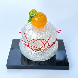 本金箔みかんがちょこんと輝く吹きガラスのお鏡餅｜木箱入り 3枚目の画像