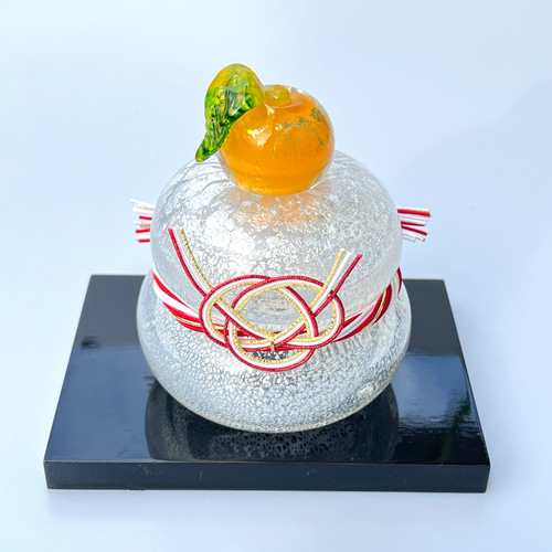 本金箔みかんがちょこんと輝く吹きガラスのお鏡餅｜木箱入り 鏡餅