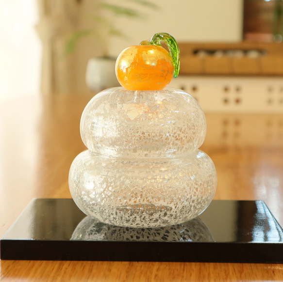 本金箔みかんがちょこんと輝く吹きガラスのお鏡餅｜木箱入り 7枚目の画像