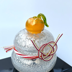 本金箔みかんがちょこんと輝く吹きガラスのお鏡餅｜木箱入り 2枚目の画像