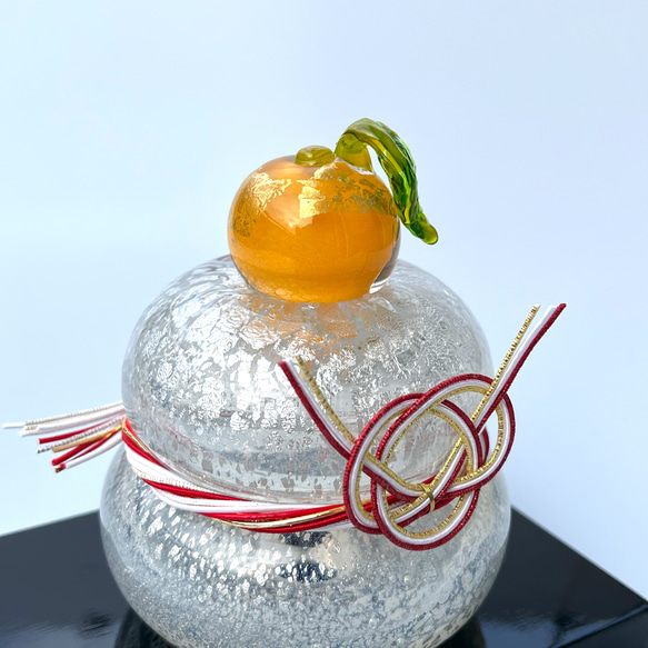本金箔みかんがちょこんと輝く吹きガラスのお鏡餅｜木箱入り 2枚目の画像