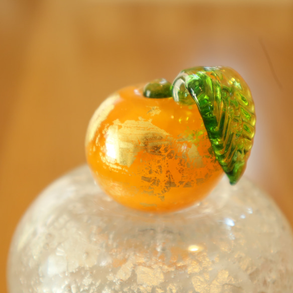 本金箔みかんがちょこんと輝く吹きガラスのお鏡餅｜木箱入り 8枚目の画像