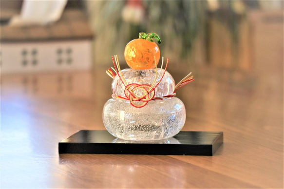 本金箔みかんがちょこんと輝く吹きガラスのお鏡餅｜木箱入り 10枚目の画像