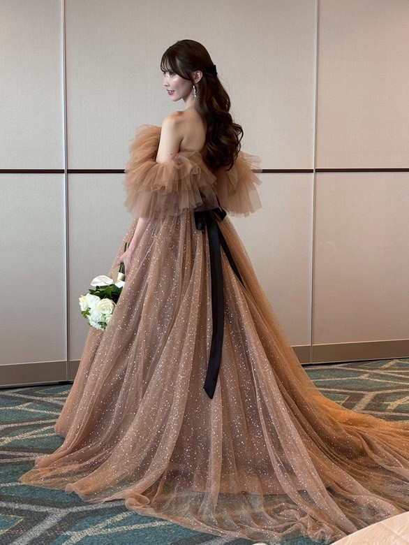 実例写真！オフショルダー  シャンパン色 キラキラチュール サッシュベルト 披露宴/結婚式 優しい 肩出し