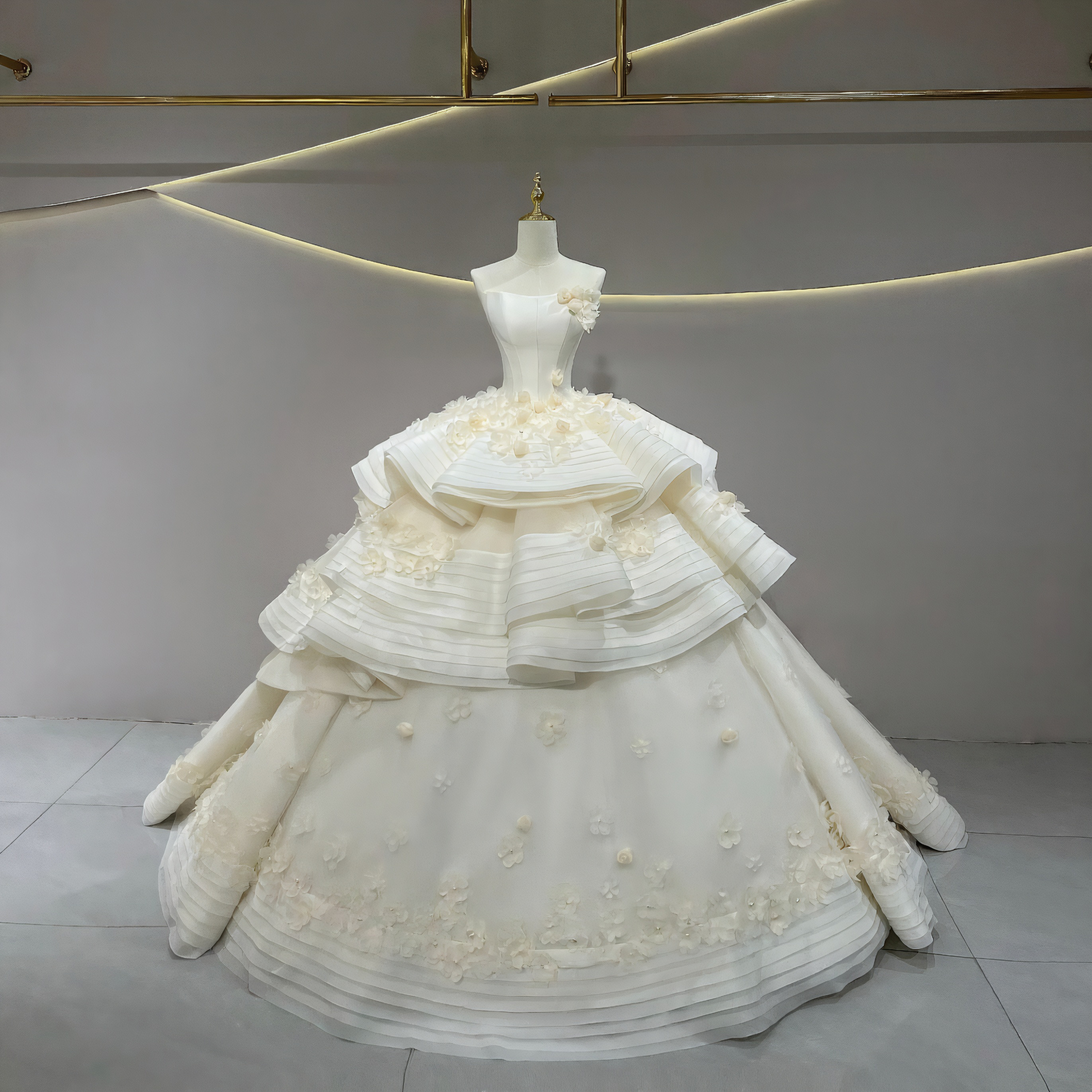 上質　アシメドレス　オフホワイト　編み上げ　サイズオーダー可能　ロングトレーン　ふんわり　ウェディングドレス　ブライダル